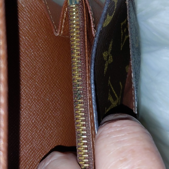 Louis Vuitton Signature Monogram Sarah Wallet - Picture 7 of 16